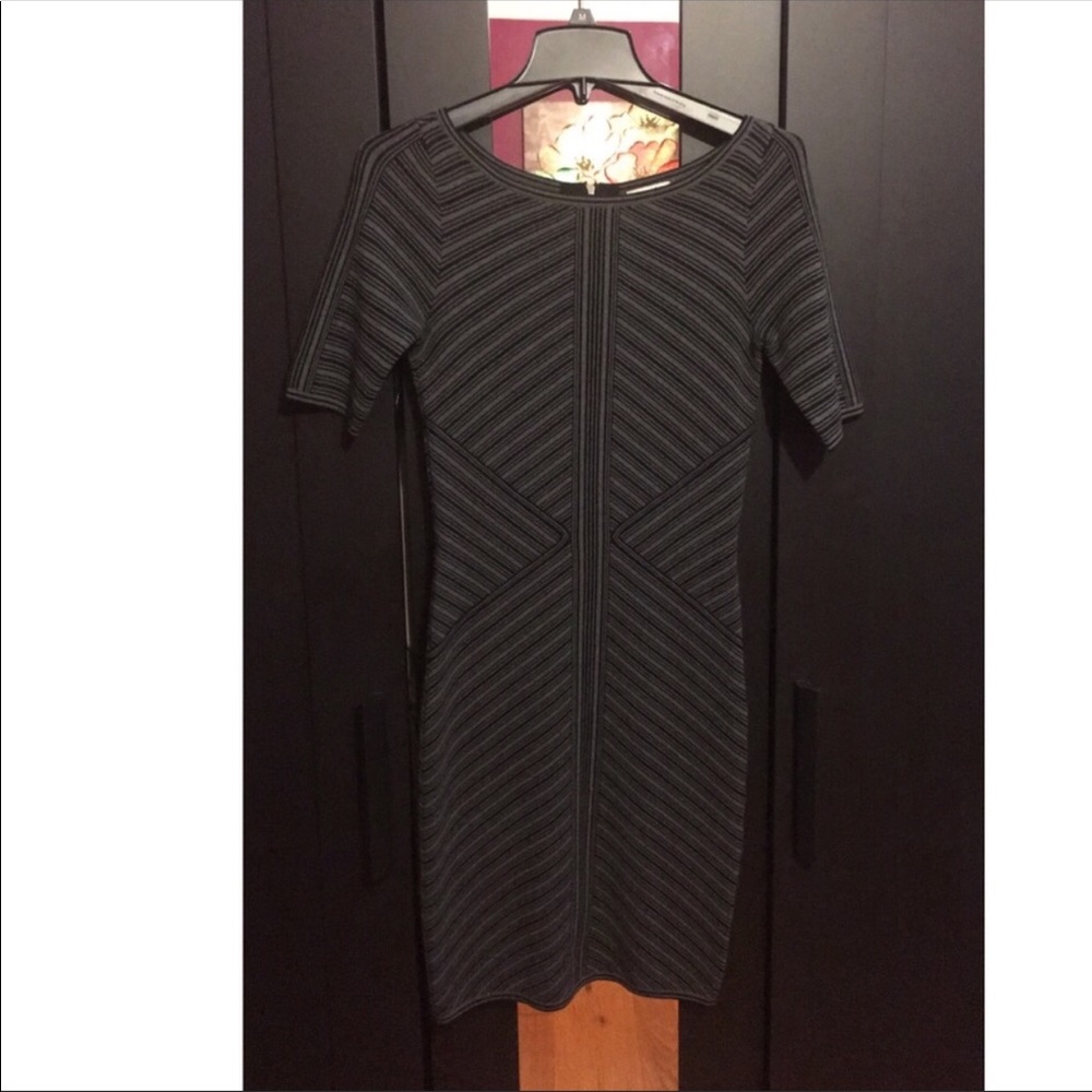 ๐ Cache Midi Dress ๐ A MUST HAVE - Picture 4 of 5